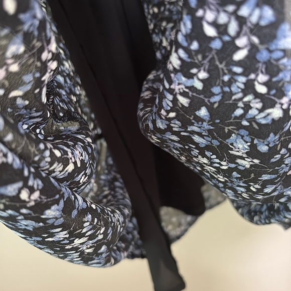 GibsonLook Everybody Dress V-Neck Ruffle Detail Blue Black Ditsy Floral Size M - Picture 9 of 14